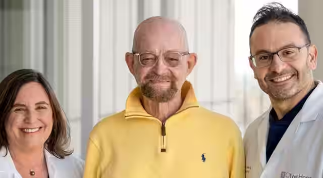 保羅·埃德蒙茲（Paul Edmonds）（中）自從經過一項特殊治療后，癌癥和艾滋病毒均已痊愈