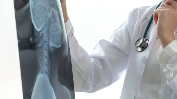 4種可行的治療強直性脊柱炎發方法，你都了解嗎？