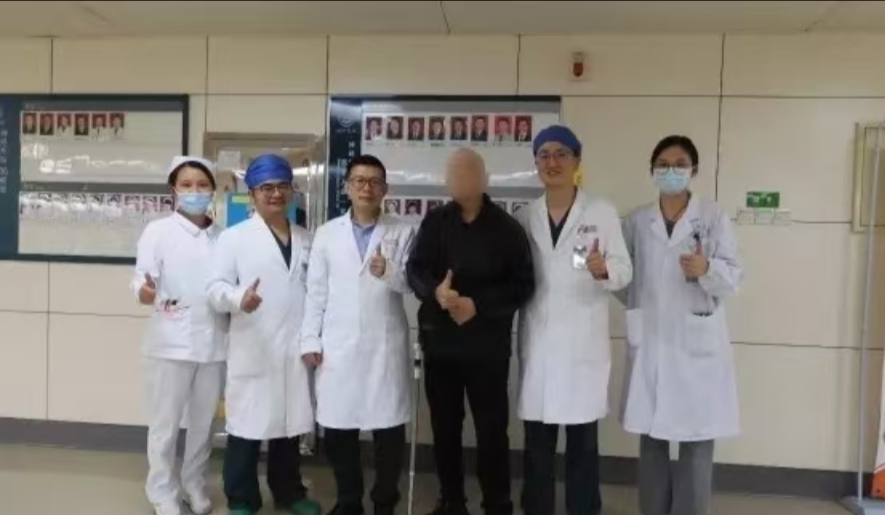 湘雅醫(yī)院功能神經(jīng)外科主任楊治權(quán)教授團隊成功進行了全球首例干細(xì)胞治療腦梗塞臨床受試者給藥。 湘雅醫(yī)院功能神經(jīng)外科主任楊治權(quán)教授團隊成功進行了全球首例干細(xì)胞治療腦梗塞臨床受試者給藥。