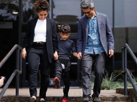 休斯頓大學(xué)團(tuán)隊(duì)創(chuàng)造了一種柔軟的智能外骨骼來(lái)幫助兒童行走。圖片來(lái)源：美國(guó)休斯頓大學(xué)