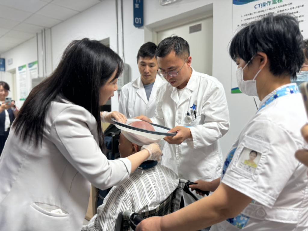 醫(yī)生在給徐女士進(jìn)行術(shù)前準(zhǔn)備 醫(yī)生在給徐女士進(jìn)行術(shù)前準(zhǔn)備