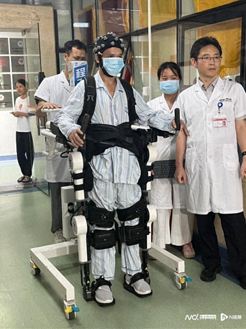 珠江醫院運動障礙腦機接口臨床研究病房，一名脊髓損傷患者在腦機接口技術的輔助下進行行走訓練。